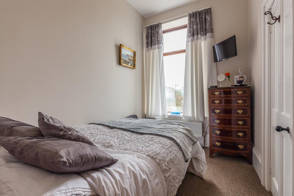 بورتراش Antrim House Guest Rooms & Suites (Adults Only) الغرفة الصورة